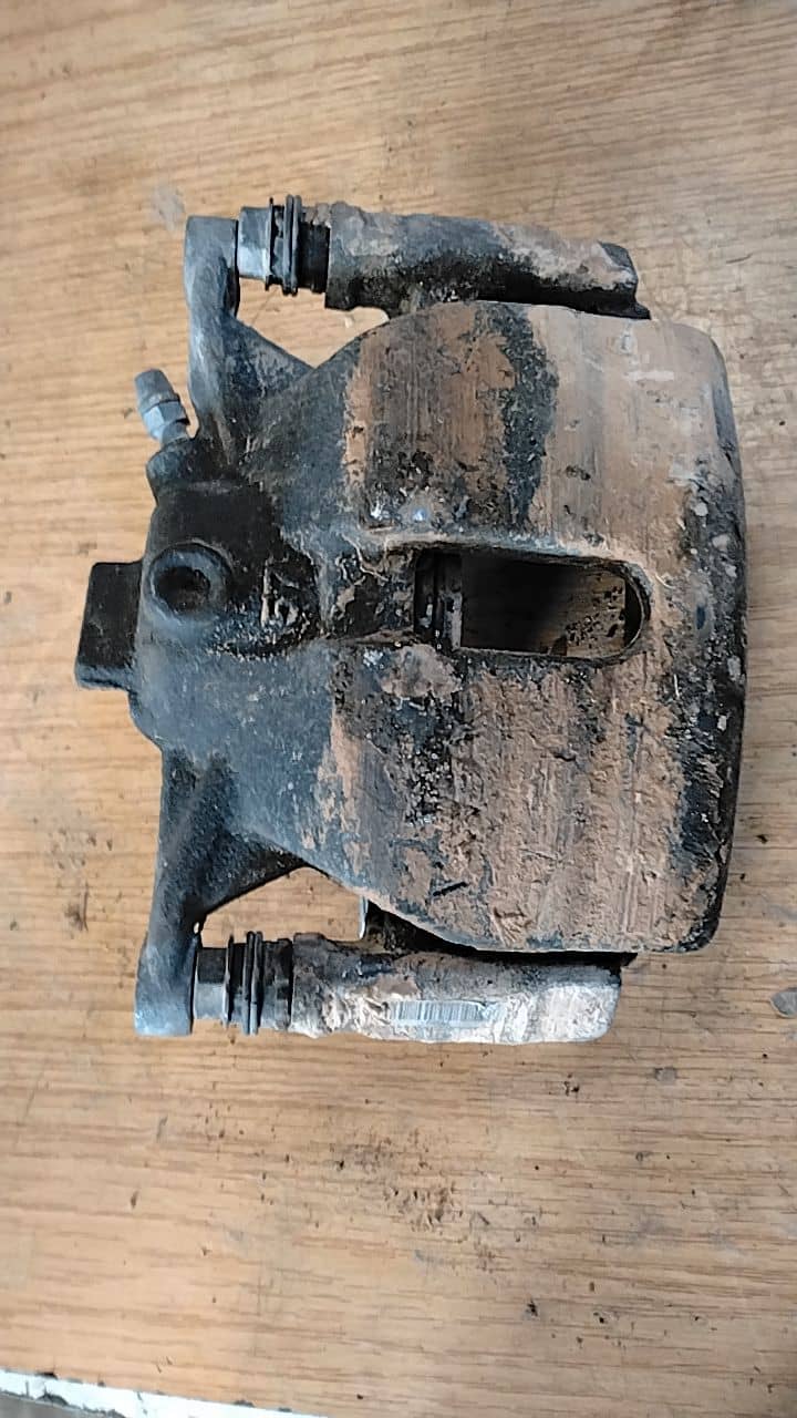 PINZA DE FRENO DELANTERA IZQUIERDA
