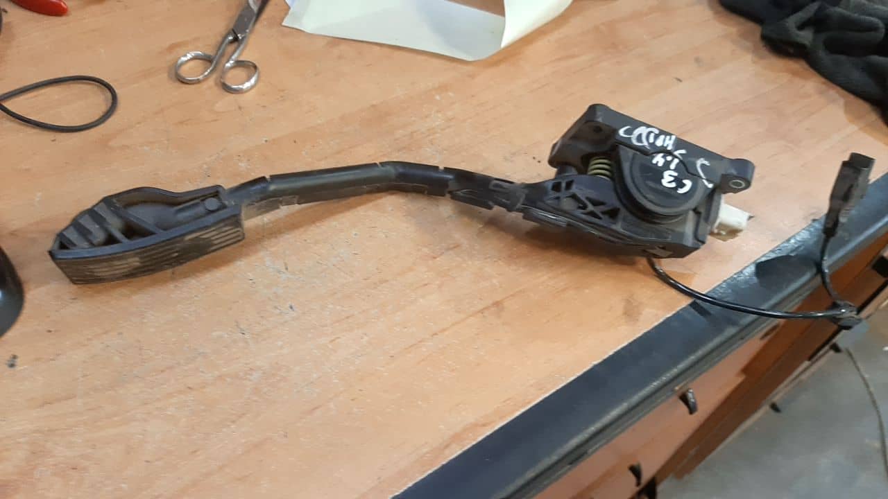 PEDAL ACELERADOR