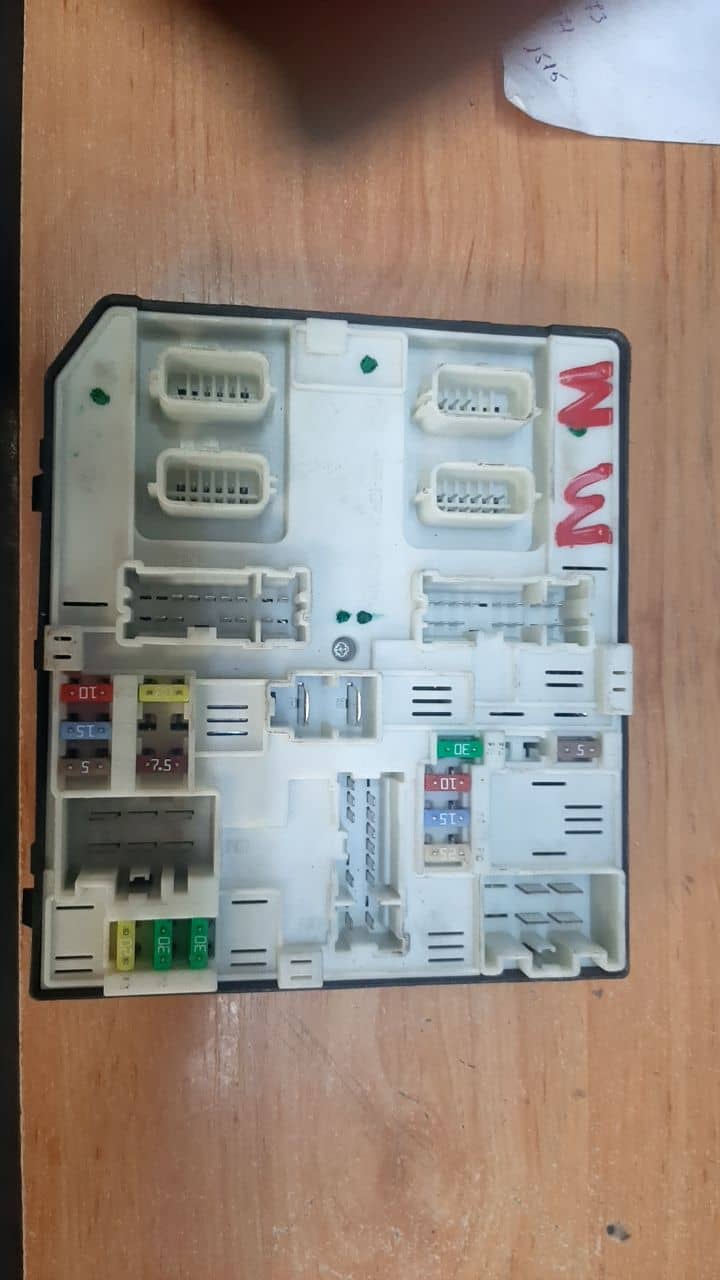 CAJA RELES / FUSIBLES