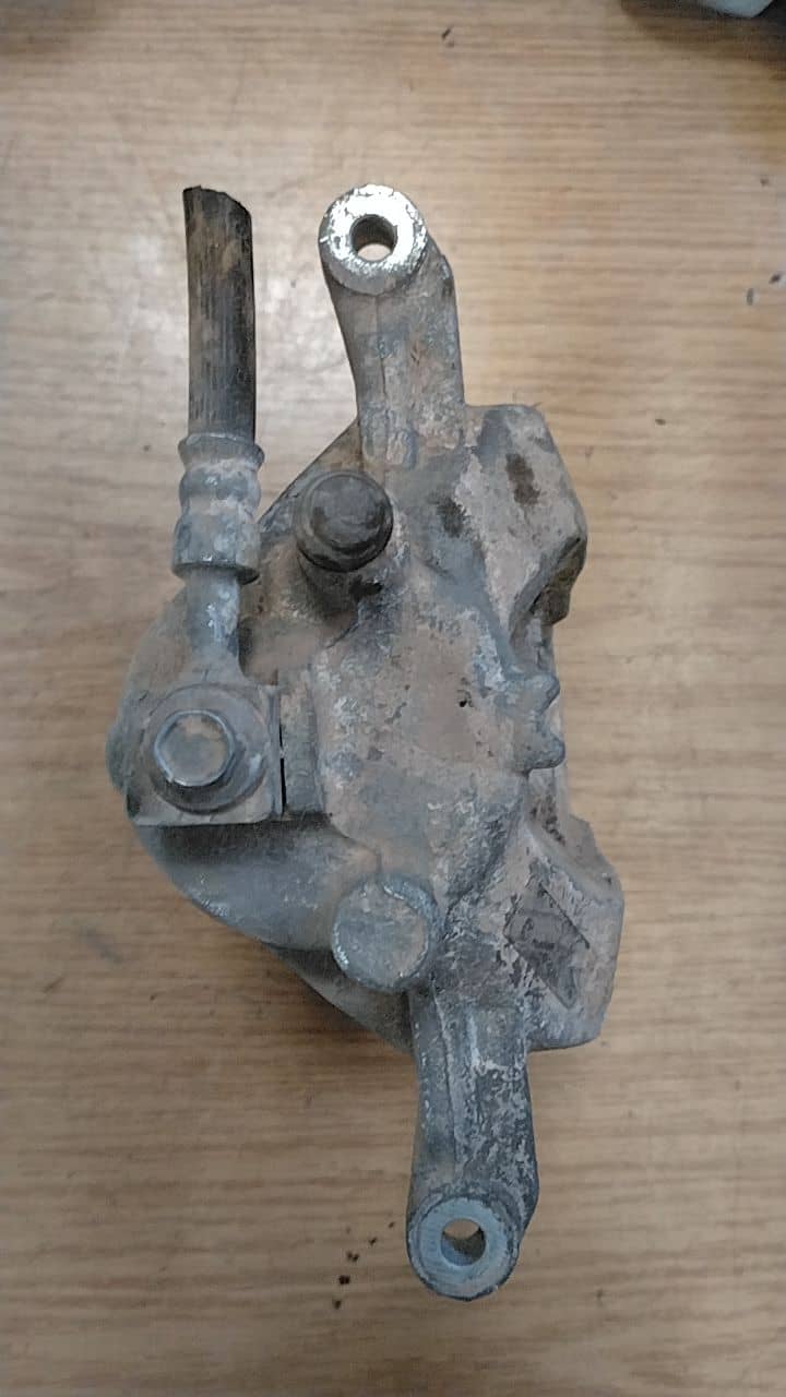 PINZA DE FRENO DELANTERA IZQUIERDA