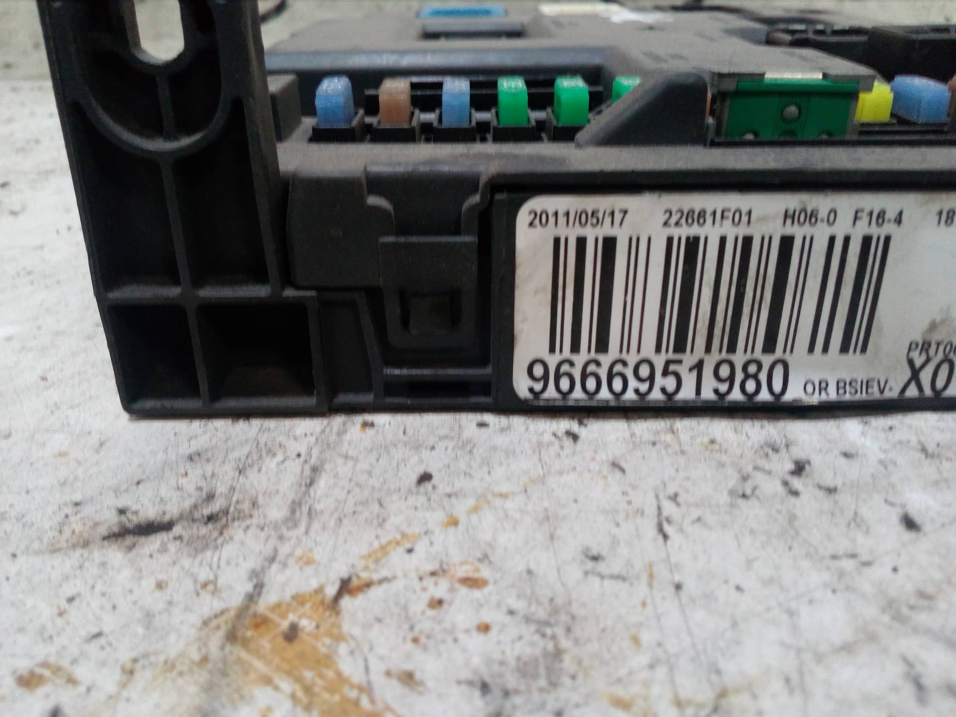 CAJA RELES / FUSIBLES