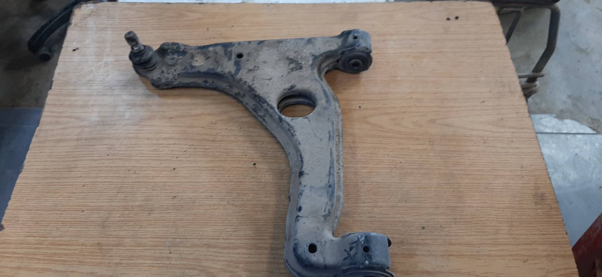 BRAZO SUSPENSION DELANTERO IZQUIERDO